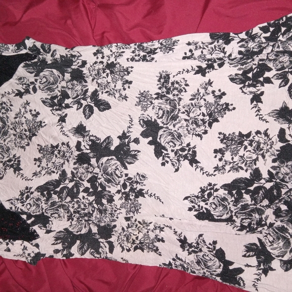 Carol Rose Black and Cream Floral Top Whimsigoth - Picture 5 of 11